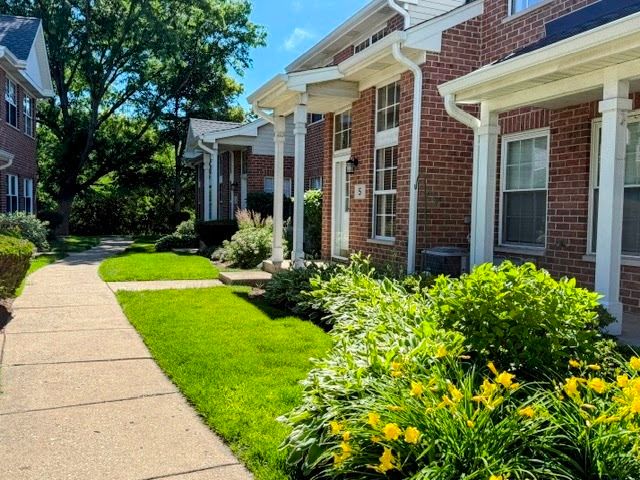 5 Dewalt Court, Elmhurst, IL 60126