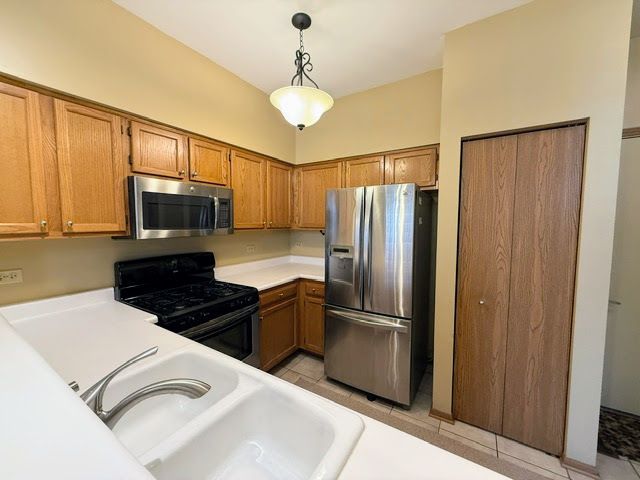 5 Dewalt Court, Elmhurst, IL 60126