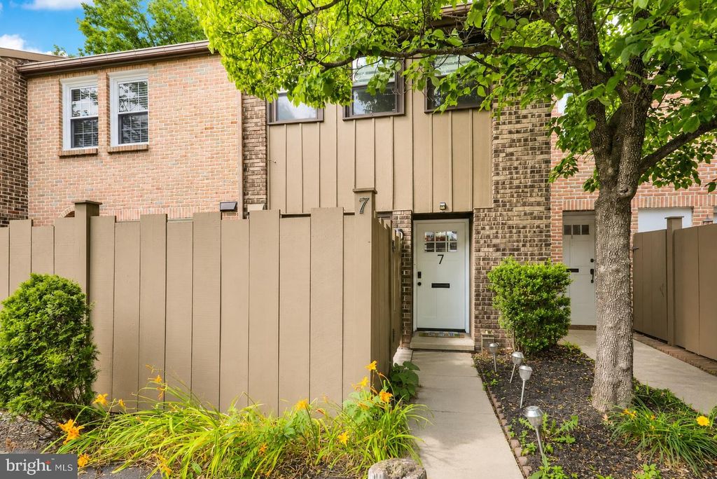 7 CLUB LN, Reading, PA 19607