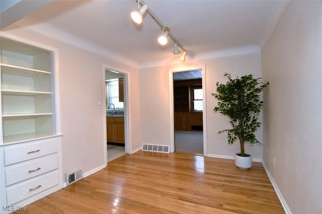 1491 Edgefield Road, Lyndhurst, OH 44124