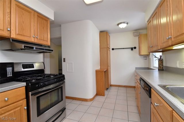 1491 Edgefield Road, Lyndhurst, OH 44124