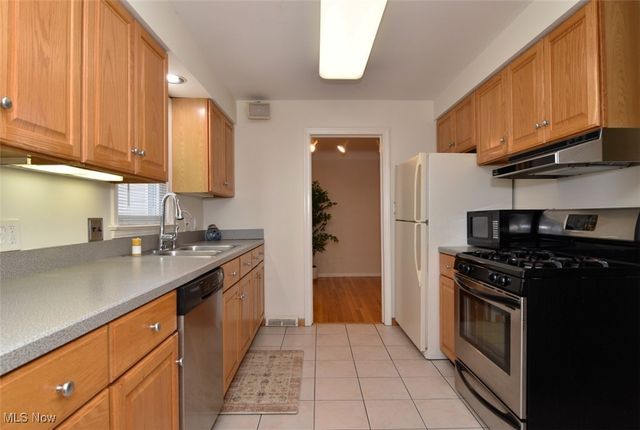 1491 Edgefield Road, Lyndhurst, OH 44124