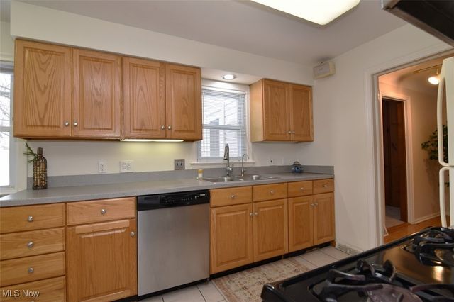 1491 Edgefield Road, Lyndhurst, OH 44124