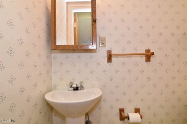 1491 Edgefield Road, Lyndhurst, OH 44124