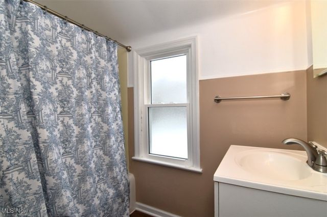 1491 Edgefield Road, Lyndhurst, OH 44124