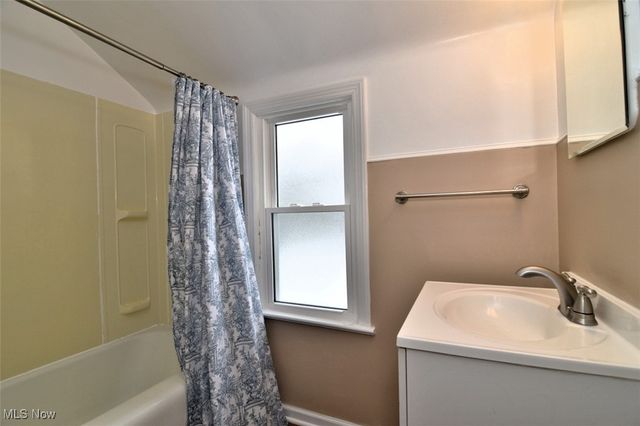 1491 Edgefield Road, Lyndhurst, OH 44124