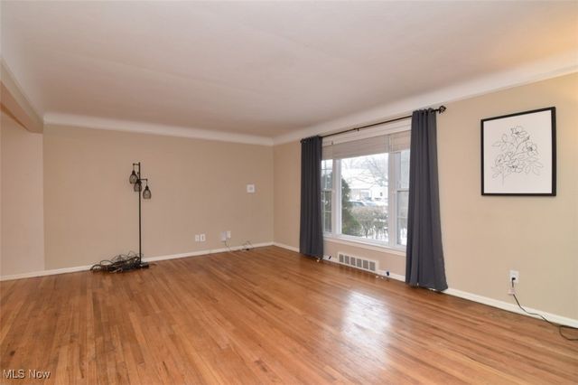 1491 Edgefield Road, Lyndhurst, OH 44124