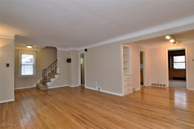 1491 Edgefield Road, Lyndhurst, OH 44124