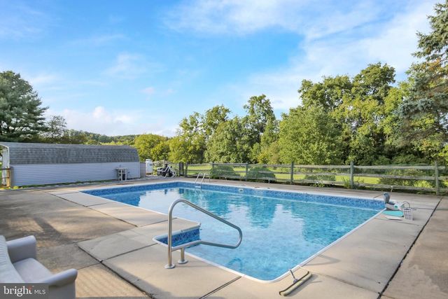 1046 CROSS KEYS RD, Leesport, PA 19533