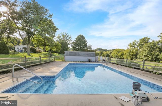 1046 CROSS KEYS RD, Leesport, PA 19533
