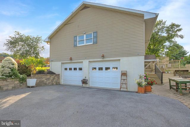 1046 CROSS KEYS RD, Leesport, PA 19533
