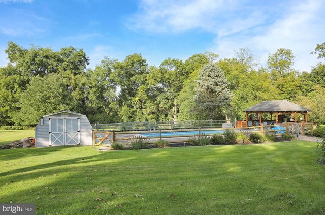 1046 CROSS KEYS RD, Leesport, PA 19533