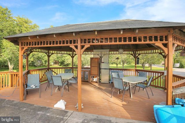 1046 CROSS KEYS RD, Leesport, PA 19533