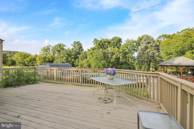 1046 CROSS KEYS RD, Leesport, PA 19533