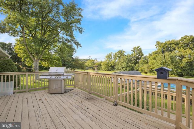 1046 CROSS KEYS RD, Leesport, PA 19533