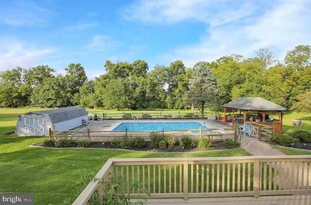 1046 CROSS KEYS RD, Leesport, PA 19533