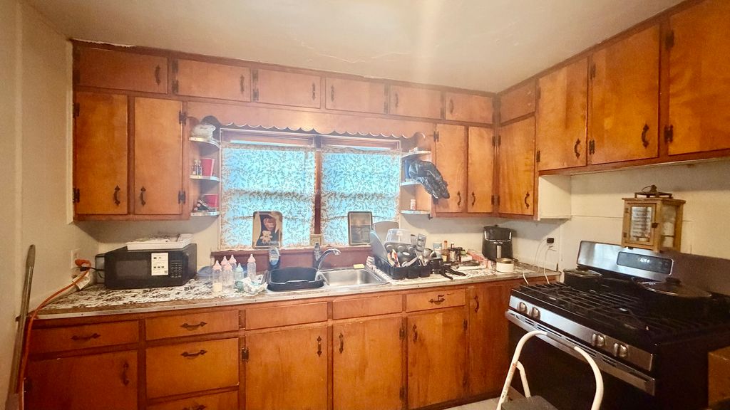 Image 2 of property listing at 1407 S Sycamore Street, Centralia, IL 62801