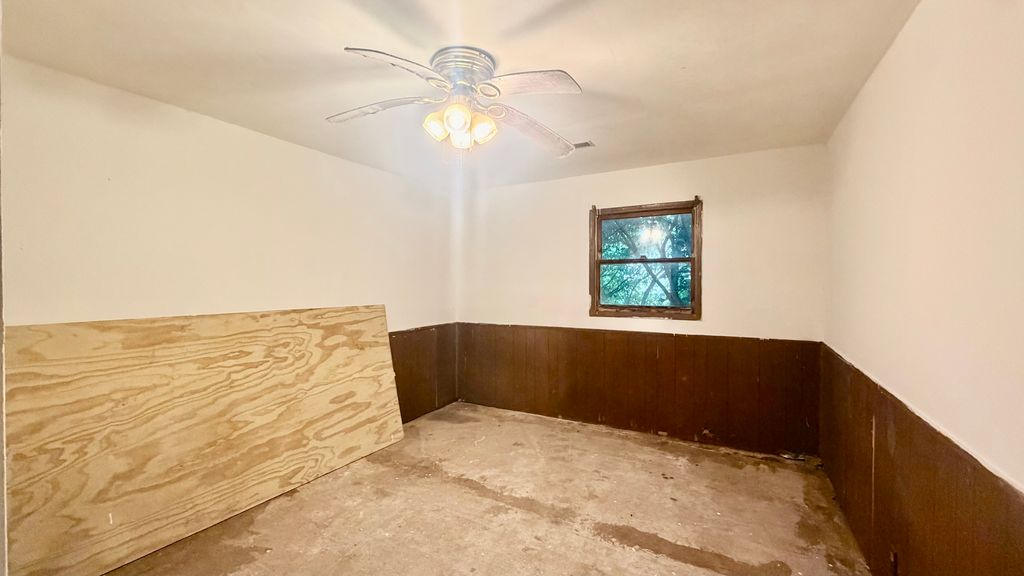 Image 7 of property listing at 1407 S Sycamore Street, Centralia, IL 62801