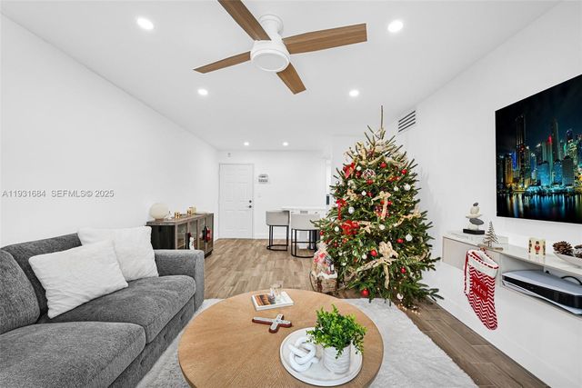 8609 SW 68th Ct 24, Pinecrest, FL 33156