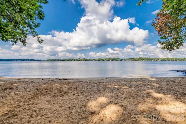 1039 Hunters Run Drive, Tega Cay, SC 29708