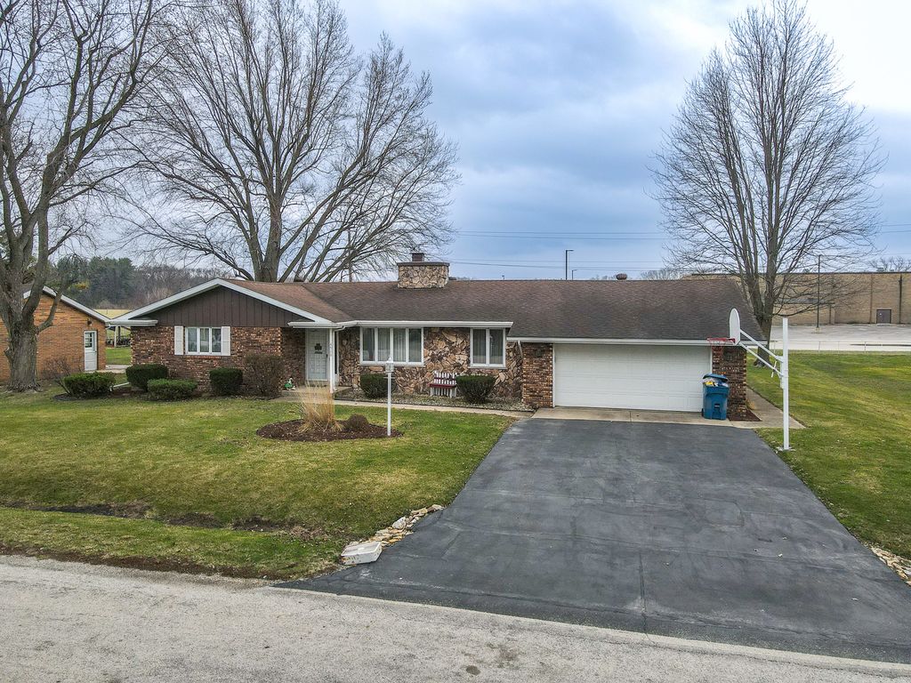 4906 W Hilltop Drive, Kankakee, IL 60901