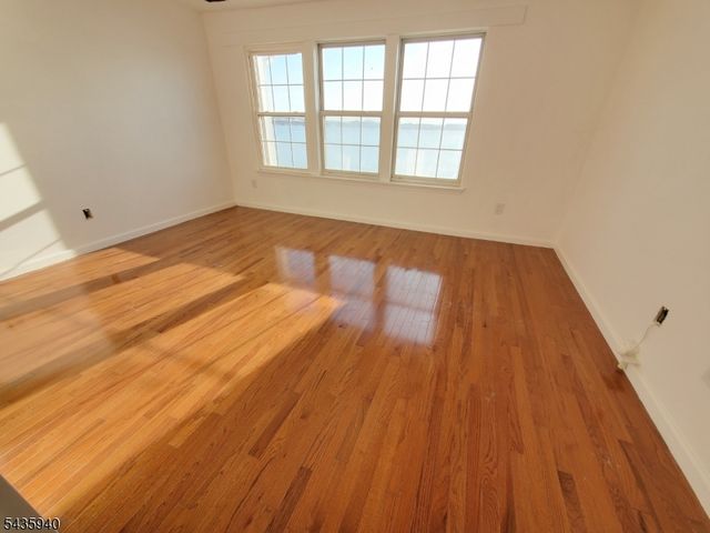 17 Willow St, Jersey City, NJ 07305