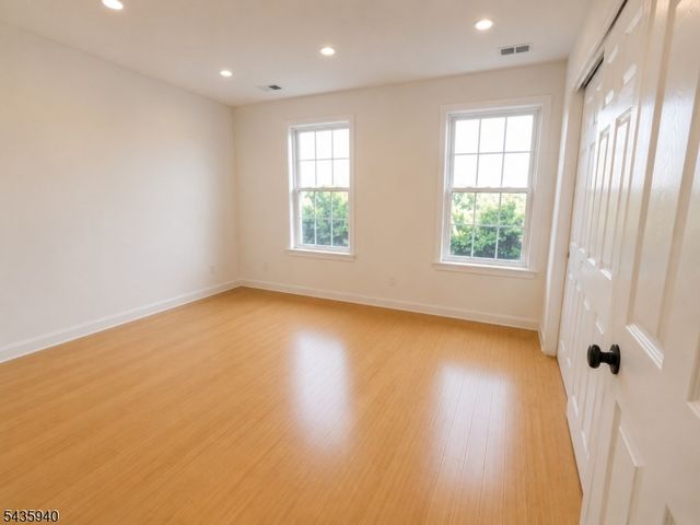 17 Willow St, Jersey City, NJ 07305