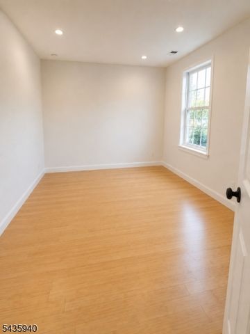 17 Willow St, Jersey City, NJ 07305