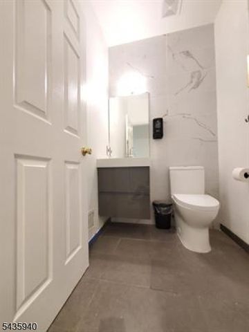 17 Willow St, Jersey City, NJ 07305