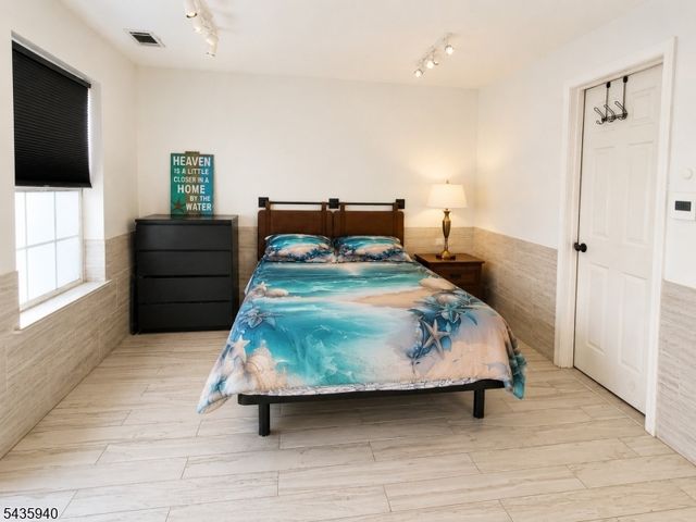 17 Willow St, Jersey City, NJ 07305