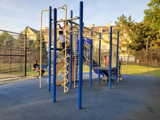 17 Willow St, Jersey City, NJ 07305