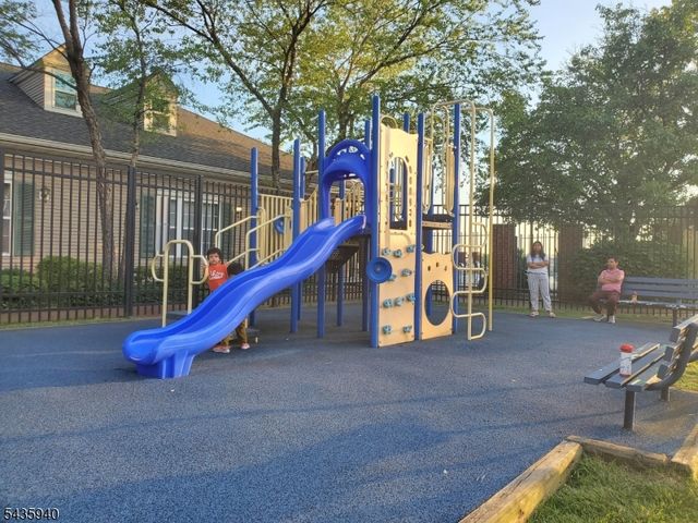 17 Willow St, Jersey City, NJ 07305