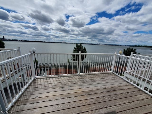 17 Willow St, Jersey City, NJ 07305