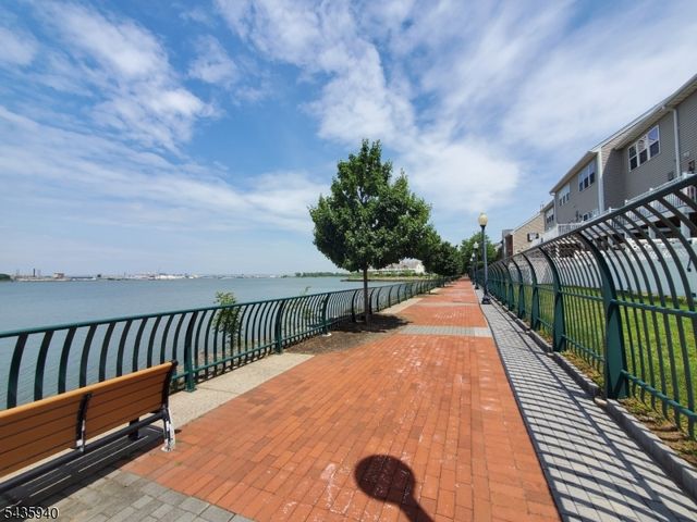 17 Willow St, Jersey City, NJ 07305