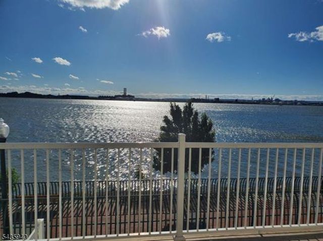 17 Willow St, Jersey City, NJ 07305