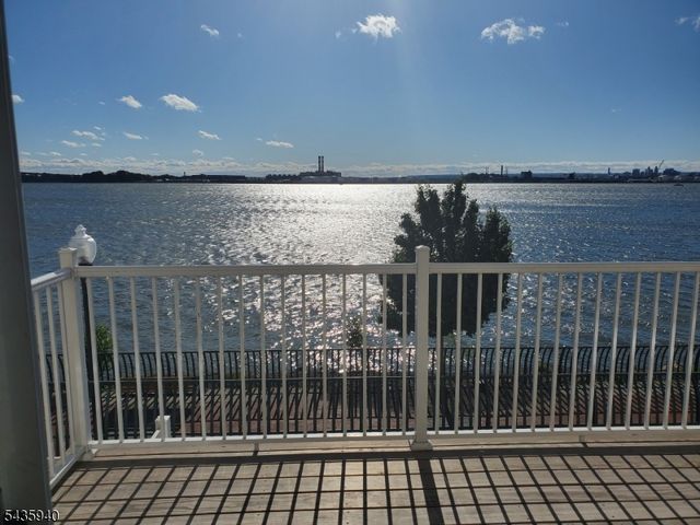 17 Willow St, Jersey City, NJ 07305