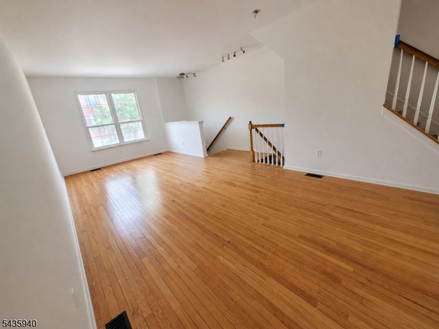 17 Willow St, Jersey City, NJ 07305