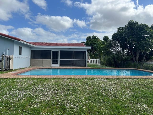 7520 NW 44th Ct, Coral Springs, FL 33065