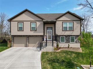 10009 Karyn Court, Peculiar, MO 64078