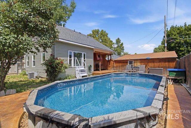 2415 Iowa Ave, Caldwell, ID 83605