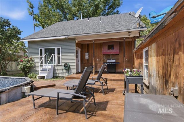 2415 Iowa Ave, Caldwell, ID 83605