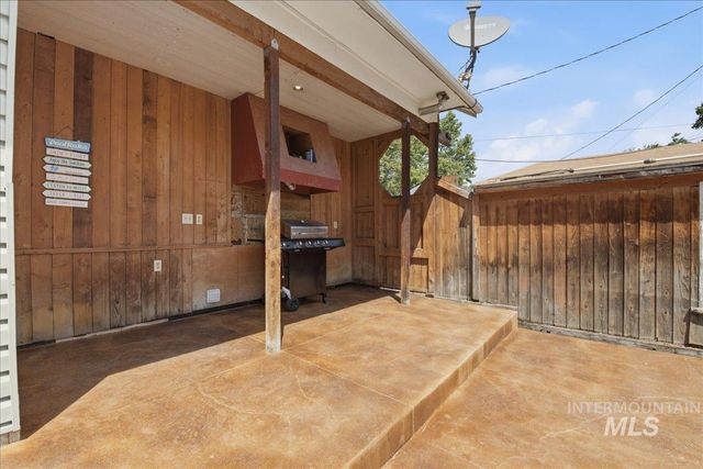 2415 Iowa Ave, Caldwell, ID 83605