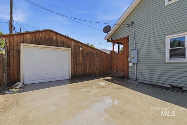2415 Iowa Ave, Caldwell, ID 83605