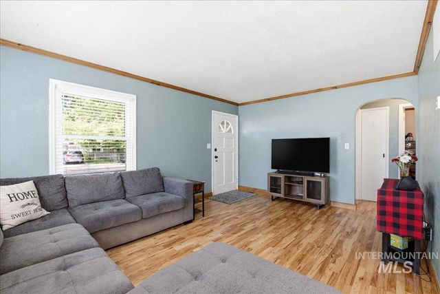 2415 Iowa Ave, Caldwell, ID 83605
