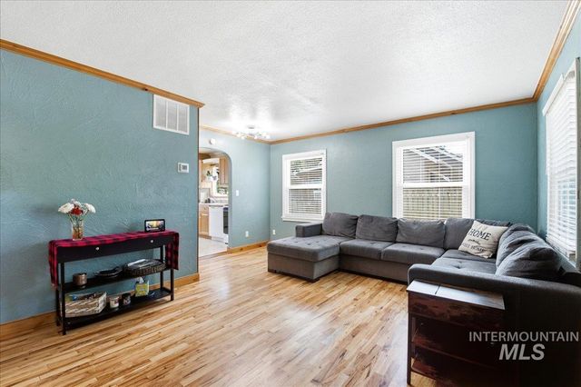 2415 Iowa Ave, Caldwell, ID 83605