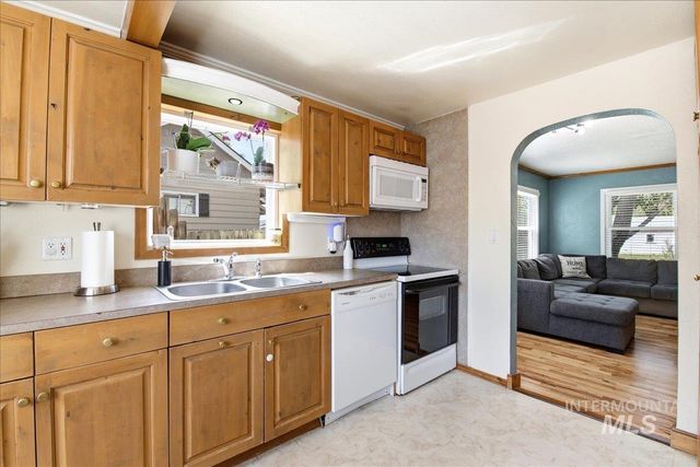 2415 Iowa Ave, Caldwell, ID 83605