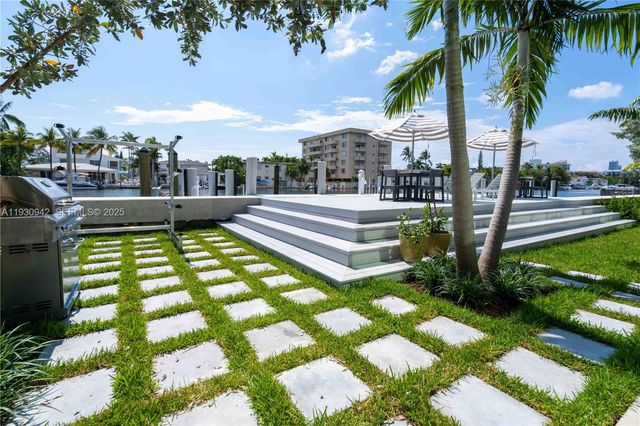 8425 Crespi Blvd TH4, Miami Beach, FL 33141