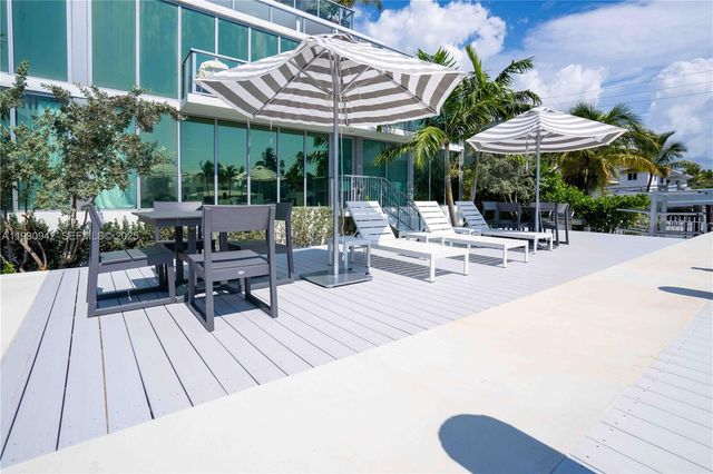 8425 Crespi Blvd TH4, Miami Beach, FL 33141