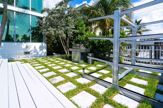 8425 Crespi Blvd TH4, Miami Beach, FL 33141