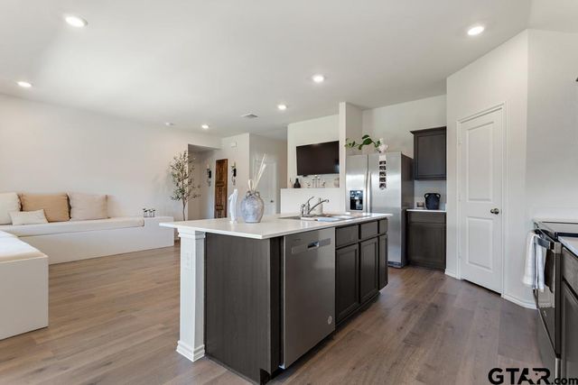 203 Parker Oaks Dr., Chandler, TX 75758